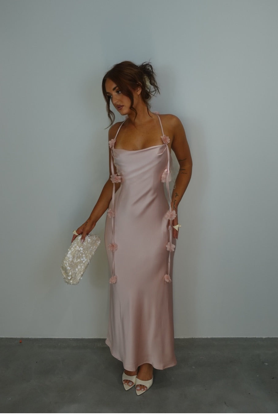Robe longue satinée détails fleurs - rose