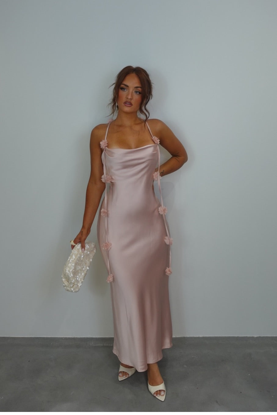Robe longue satinée détails fleurs - rose