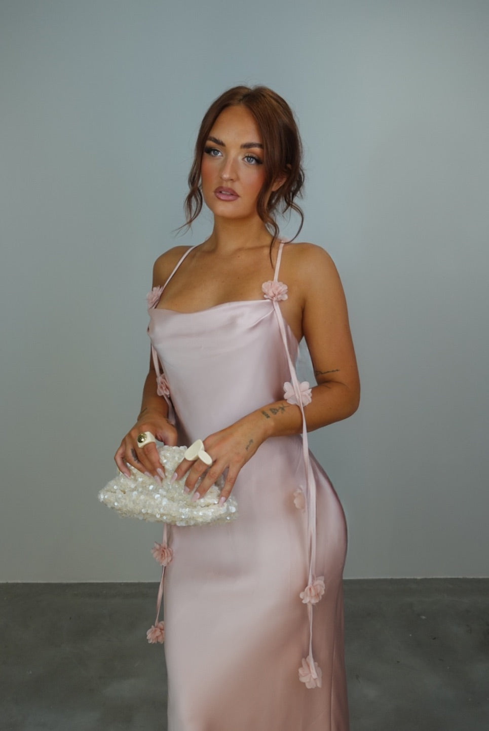 Robe longue satinée détails fleurs - rose